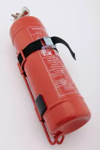 Hordozható porraloltó tűzoltó készülék falra függesztve